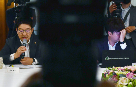 권성동 국민의힘 원내대표가 6일 오전 서울 종로구 삼청동 총리공관에서 열린 고위 당정 협의회에서 발언하고 있다. 오른쪽은 이준석 국민의힘 대표. <국회사진기자단>